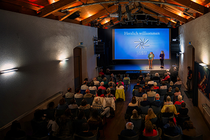 Publikum und Bühne – Stimmung im Saal