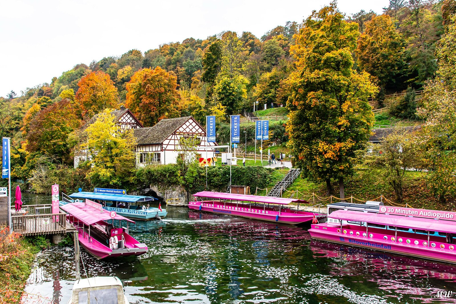 Ausflugsboote warten auf Touristen